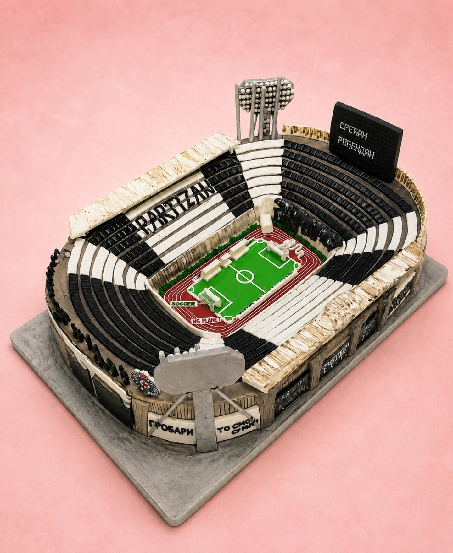 Rođendanska torta sa motivom FK Partizan